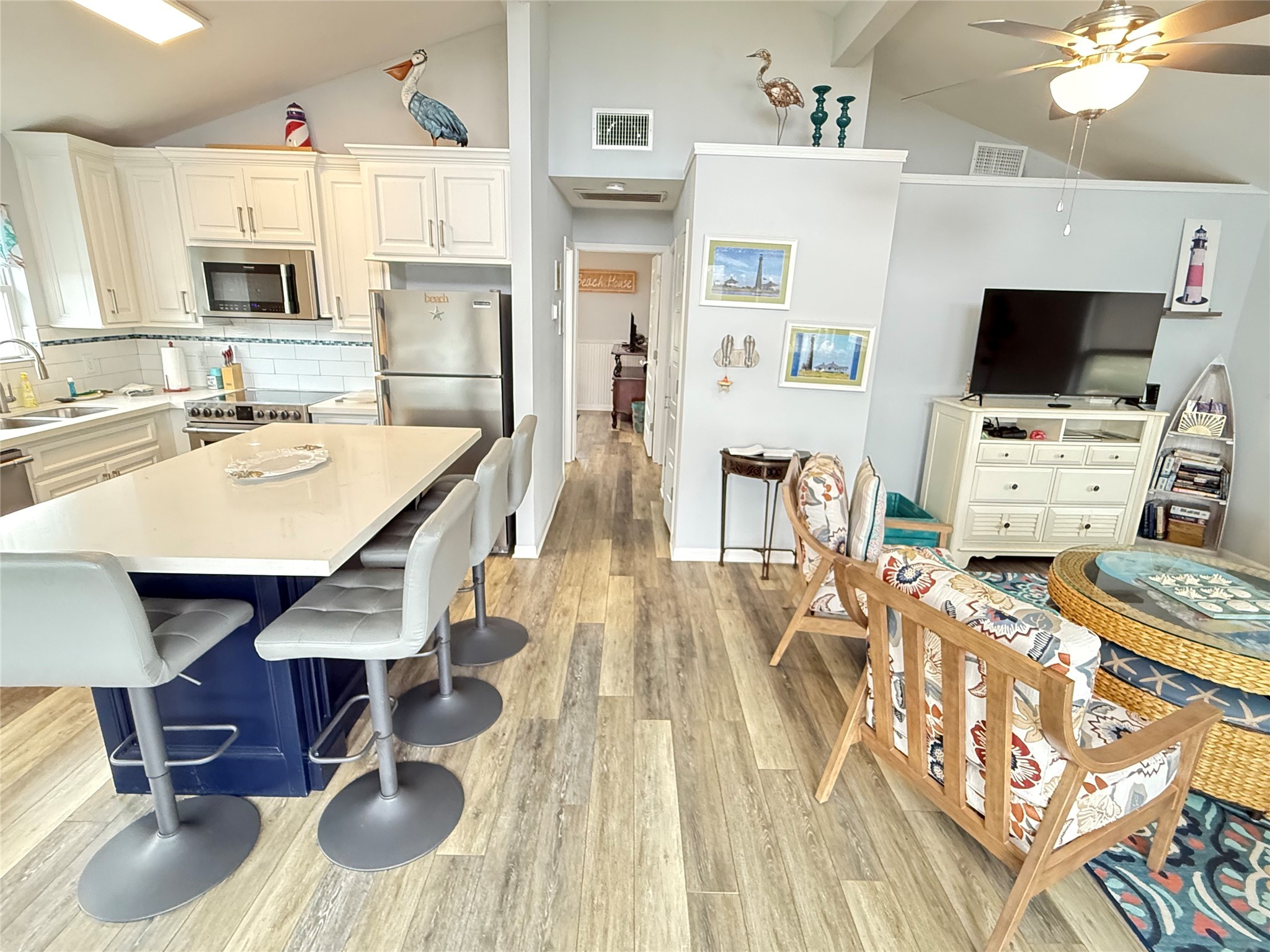 925 Honeysuckle Crystal Beach, TX 77650 - Photo 4 of 20 a living room with furniture and a flat screen tv