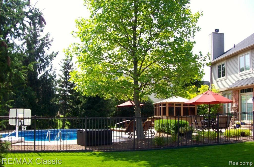 47855 Pavillon Road Canton, MI 48188 - Photo 33 of 34 Back Yard in the Summer