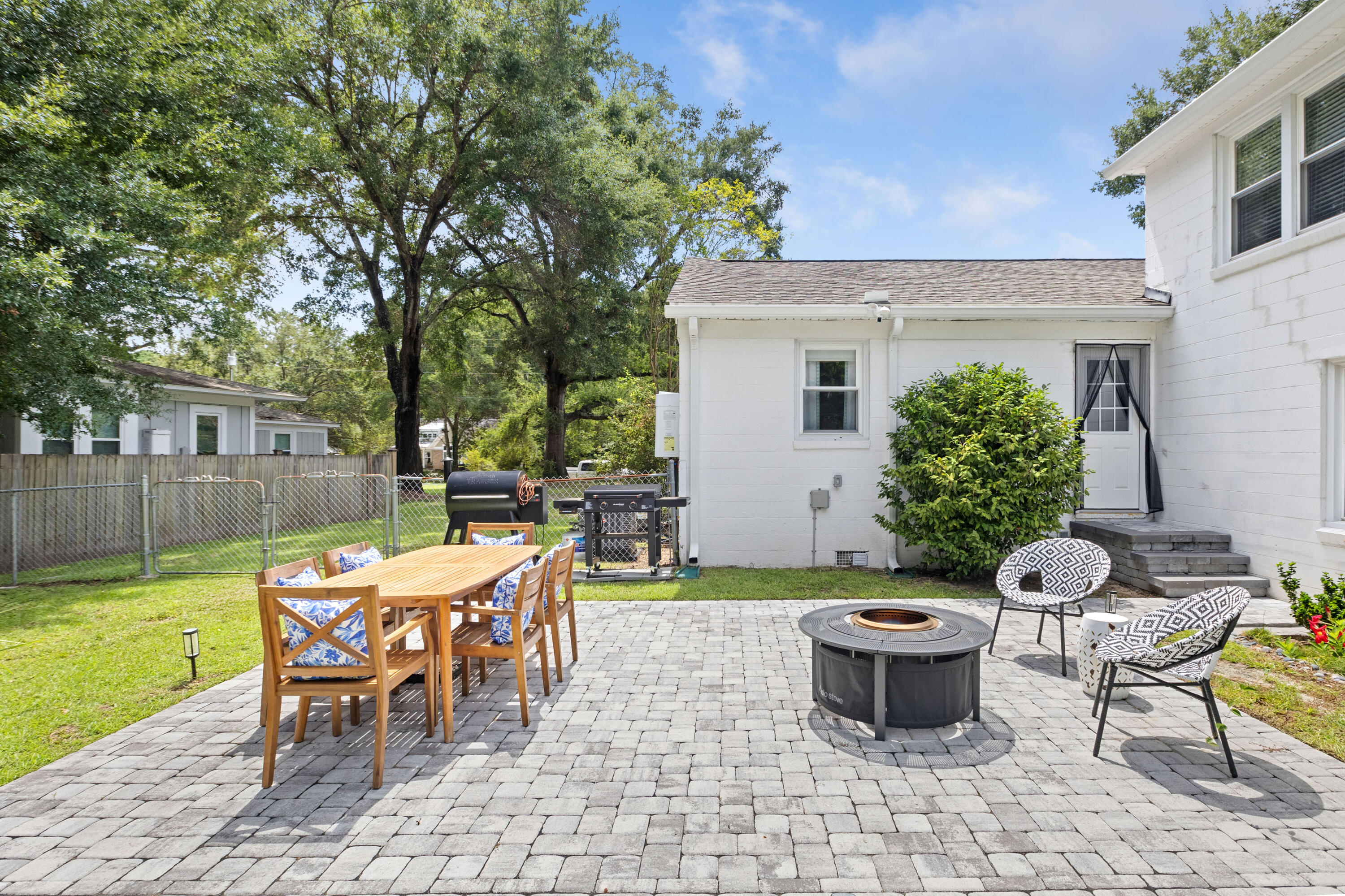 1126 Pleasant Pines Street Mount Pleasant, SC 29464 - Photo 20 of 43 1126Pleasantpines-CasaVerdeMediaLLC11