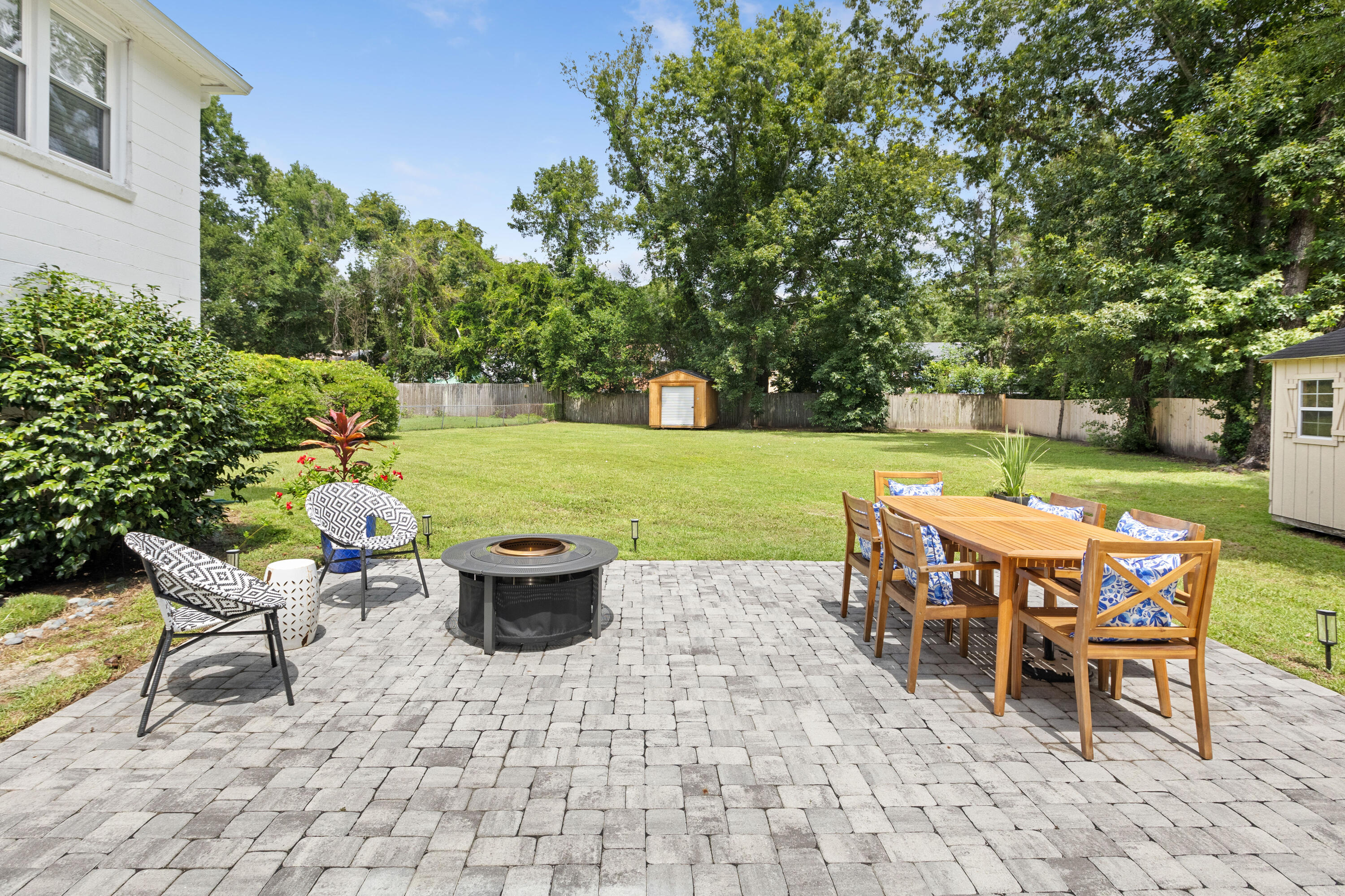 1126 Pleasant Pines Street Mount Pleasant, SC 29464 - Photo 22 of 43 1126Pleasantpines-CasaVerdeMediaLLC13