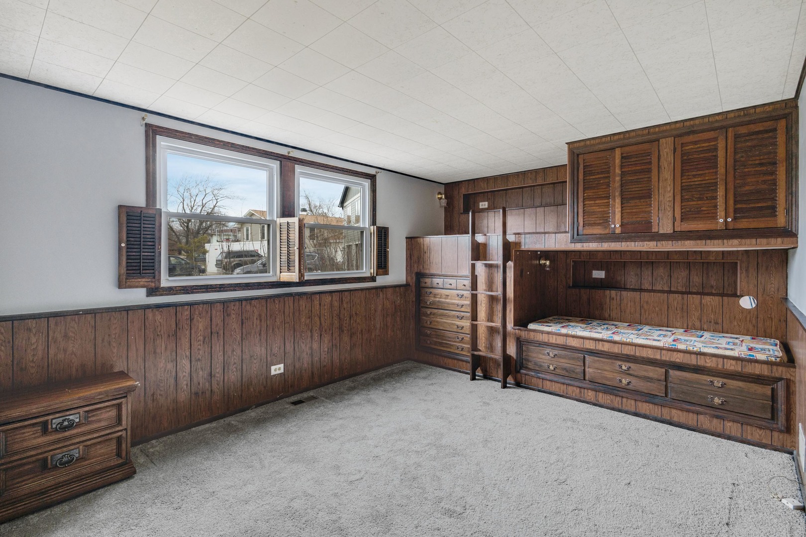 218 Downing Drive Bloomingdale, IL 60108 - Photo 10 of 16 a living room with furniture