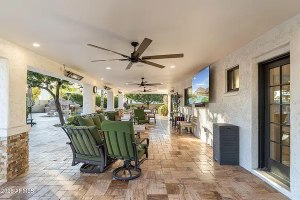 a view of a backyard