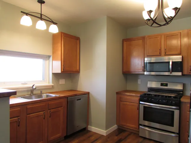 $1,325 | 1212 East 2nd Street, Superior, WI 54880