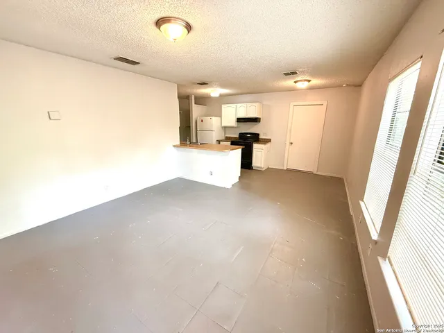 $849 | 6921 Belforest, San Antonio, TX 78239