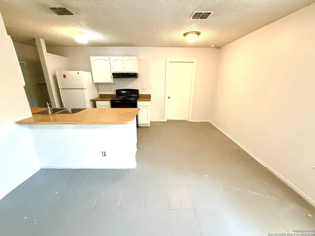 $849 | 6921 Belforest, San Antonio, TX 78239