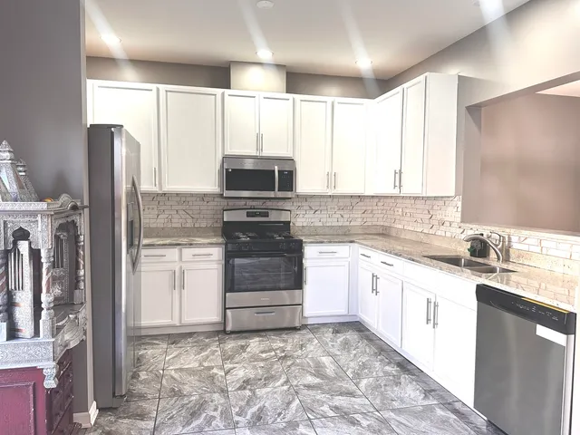 $275,000 | 2452 Daybreak Court, Unit 2452, Elgin, IL 60123