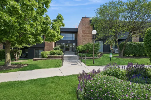 $207,000 | 1325 North Sterling Avenue, Unit 112, Palatine, IL 60067