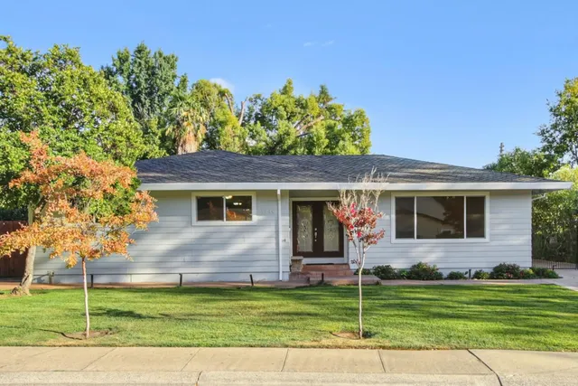 a view of a house with a yard