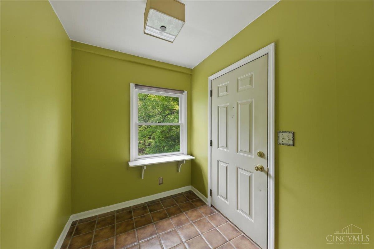 5246 Shepherd Road Cincinnati, OH 45223 - Photo 4 of 34