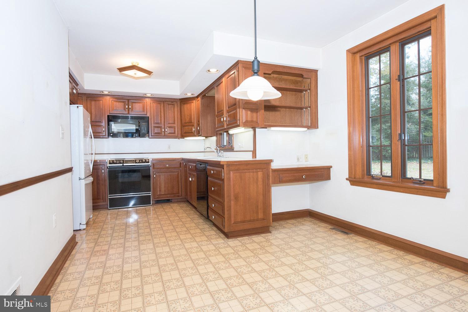 219 Wentworth Road Wayne, PA 19087 - Photo 13 of 32 Spacious Eat-in Kitchen