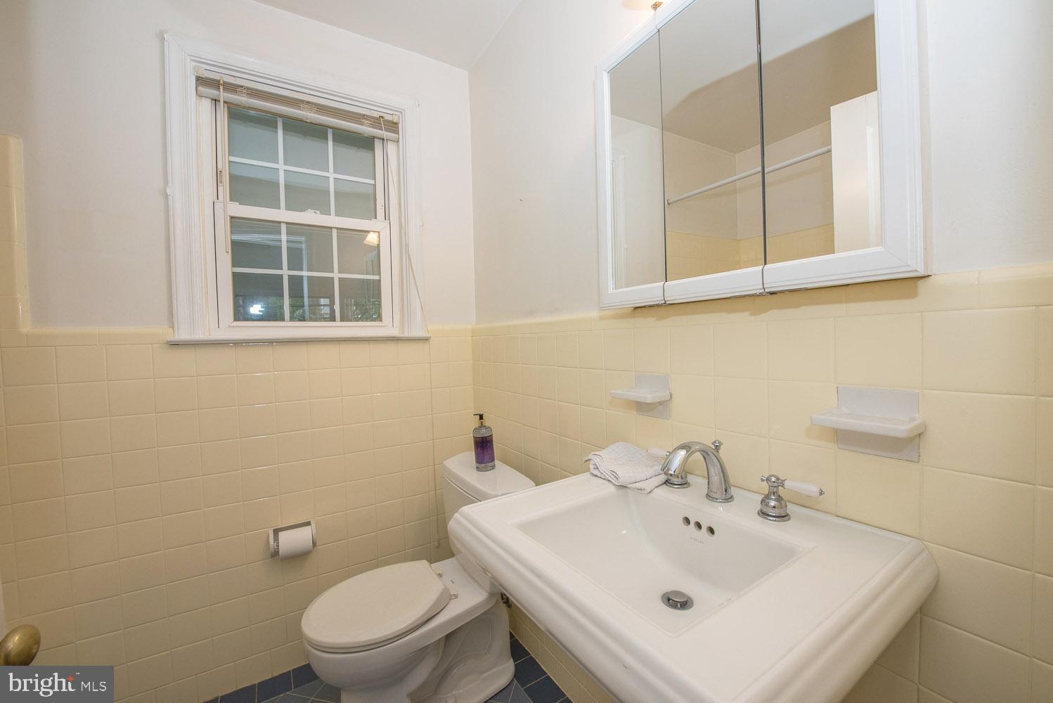 219 Wentworth Road Wayne, PA 19087 - Photo 18 of 32 1st Floor Full Bath