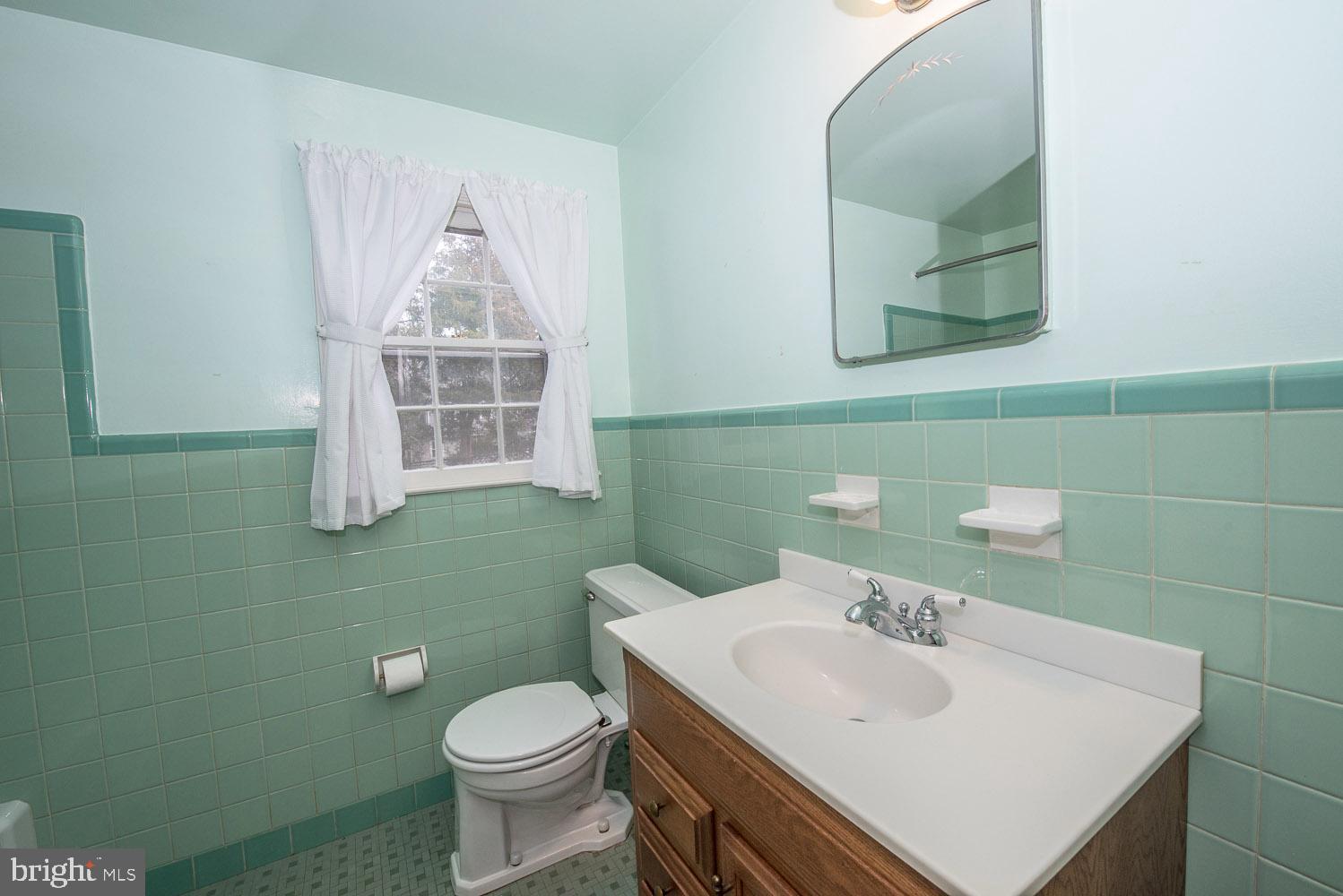 219 Wentworth Road Wayne, PA 19087 - Photo 25 of 32 2nd Floor Full Bath
