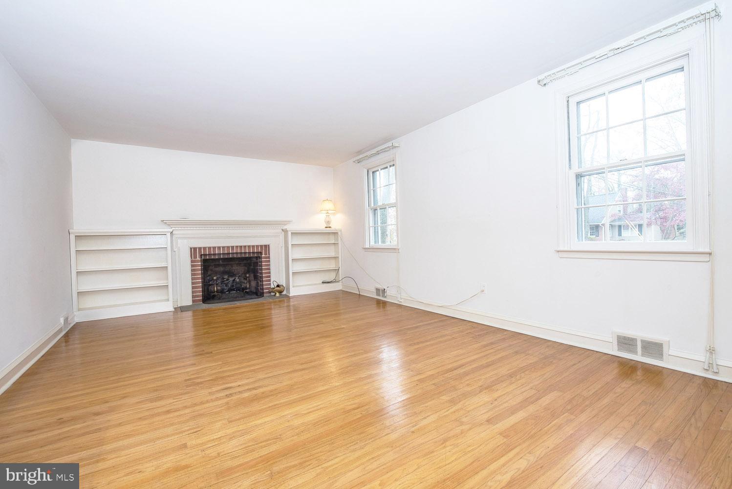 219 Wentworth Road Wayne, PA 19087 - Photo 5 of 32 Large Living Room