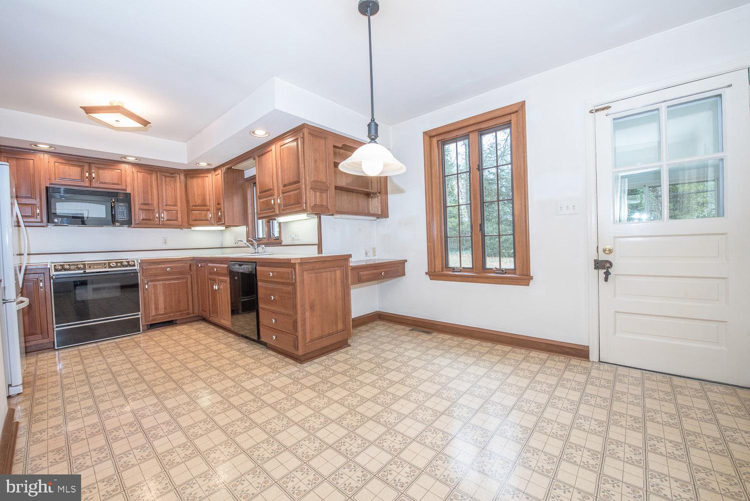 219 Wentworth Road Wayne, PA 19087 - Photo 10 of 32 Spacious Eat-in Kitchen with access to Sun Porch
