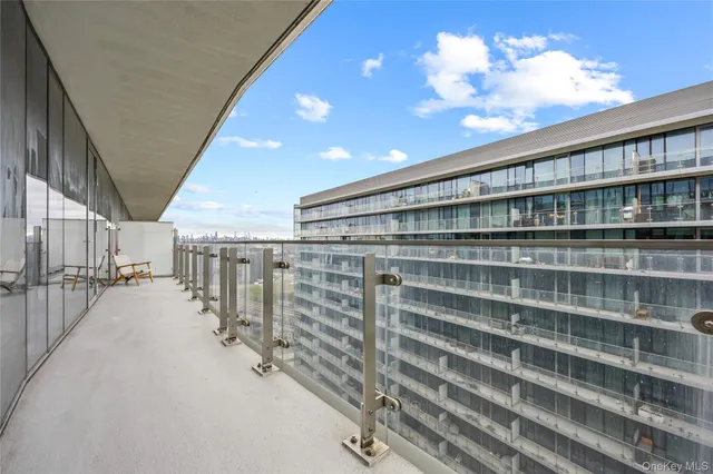 a view of entryway with a room