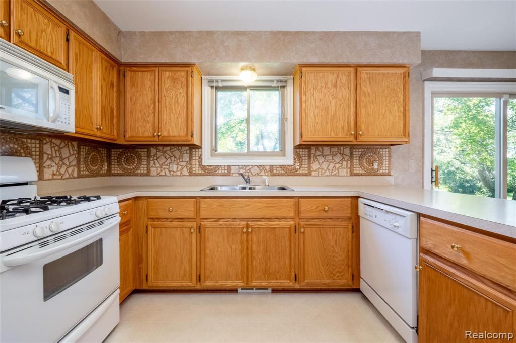 3579 Longview Avenue Rochester Hills, MI 48307 - Photo 11 of 34