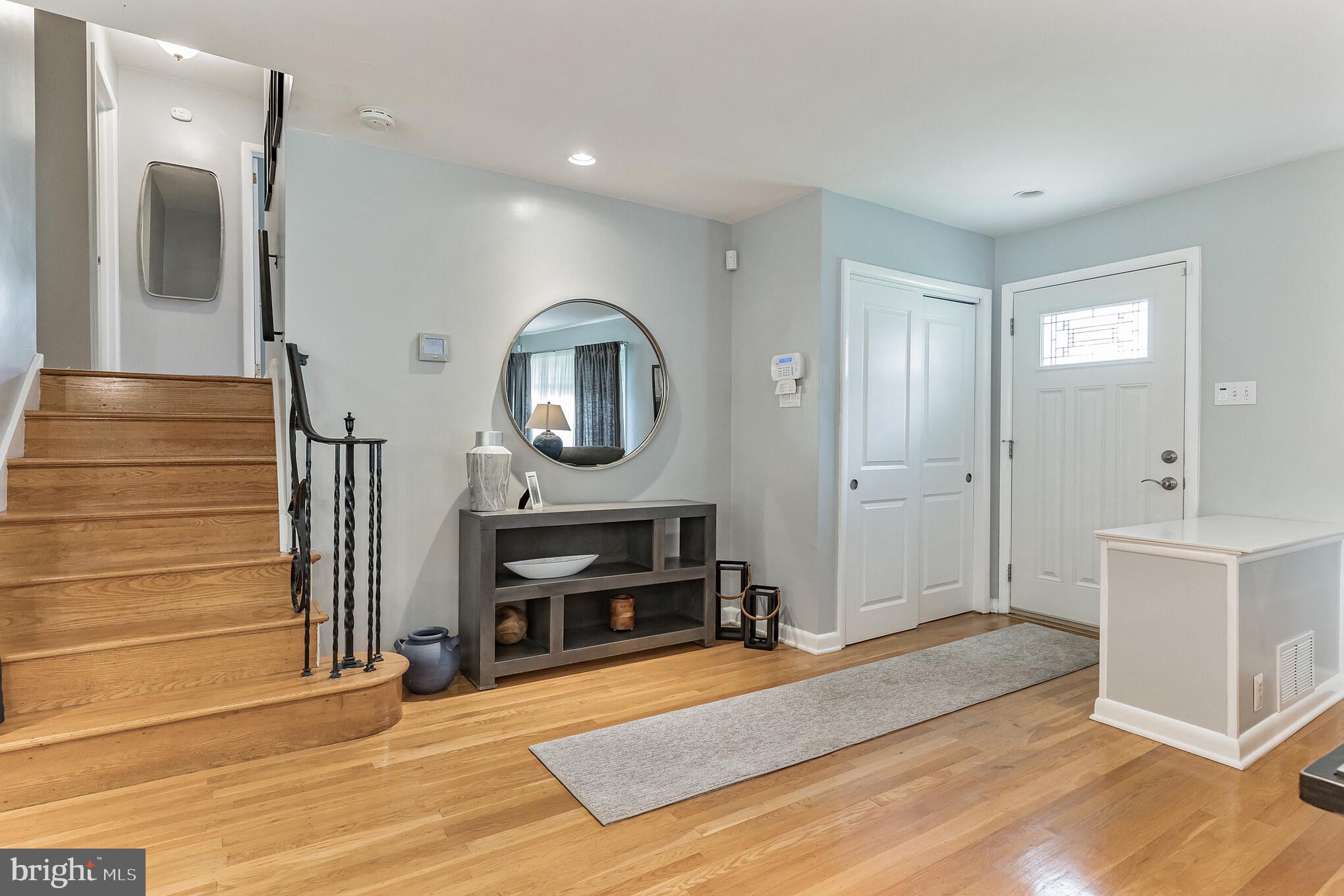 637 Hoyt Road Huntingdon Valley, PA 19006 - Photo 2 of 35 Foyer