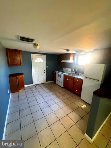 a large bedroom with a bed and a lamp on table