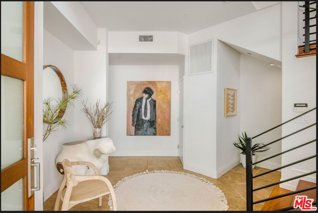 3685 Mandeville Canyon Road Los Angeles, CA 90049 - Photo 8 of 24 a living room with furniture