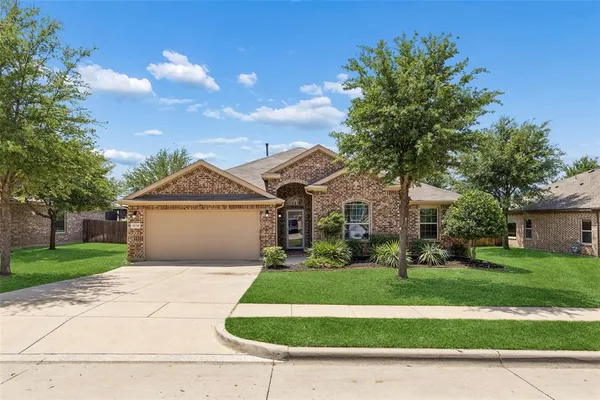 $325,000 | 1412 Meadowlakes Drive, Azle, TX 76020