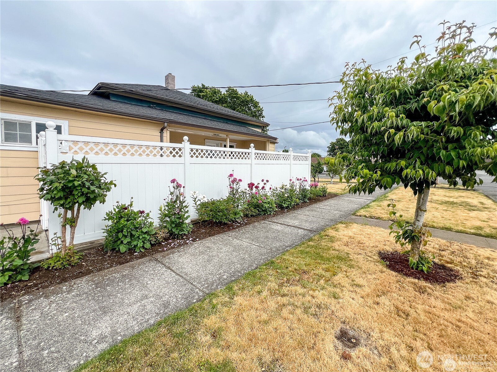 518 Edson Street Lynden, WA 98264 - Photo 23 of 31 a front view of a building with garden