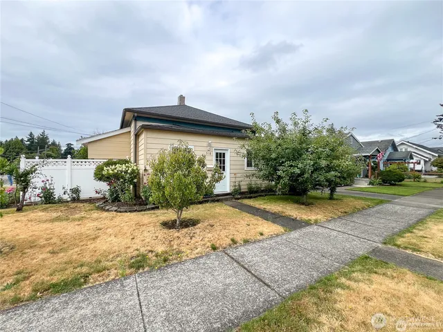 a view of a backyard of the house