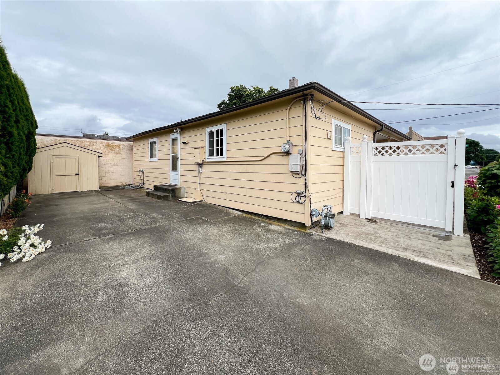 518 Edson Street Lynden, WA 98264 - Photo 27 of 31 a view of a house with a garage