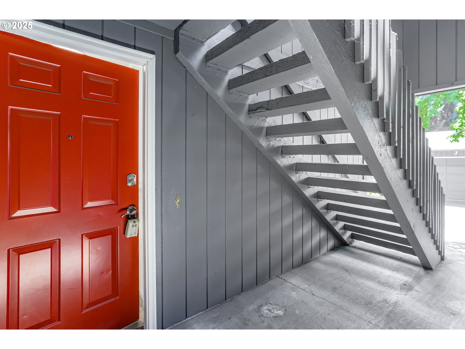 650 Southwest Meadow Drive, Unit 106 Beaverton, OR 97006 - Photo 25 of 29 a view of an entryway