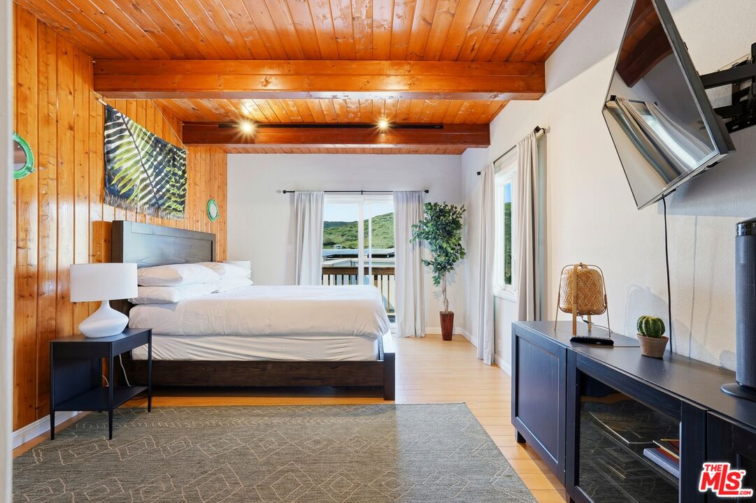 2955 Corral Canyon Road Malibu, CA 90265 - Photo 11 of 21 a bed room with a bed and a potted plant