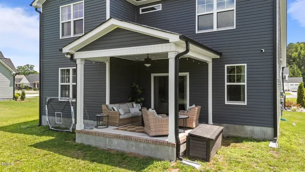 a view of a house with backyard