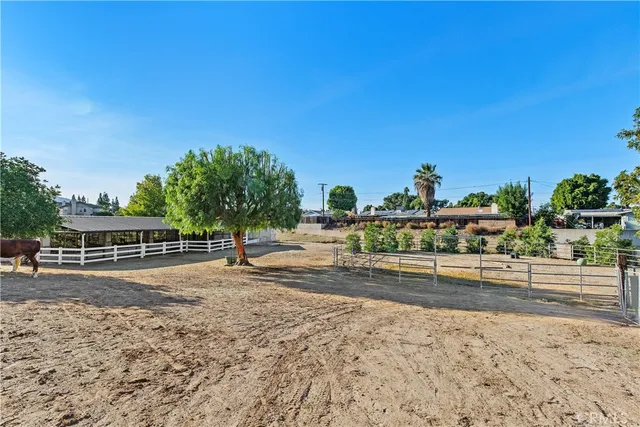 a view of a parking area