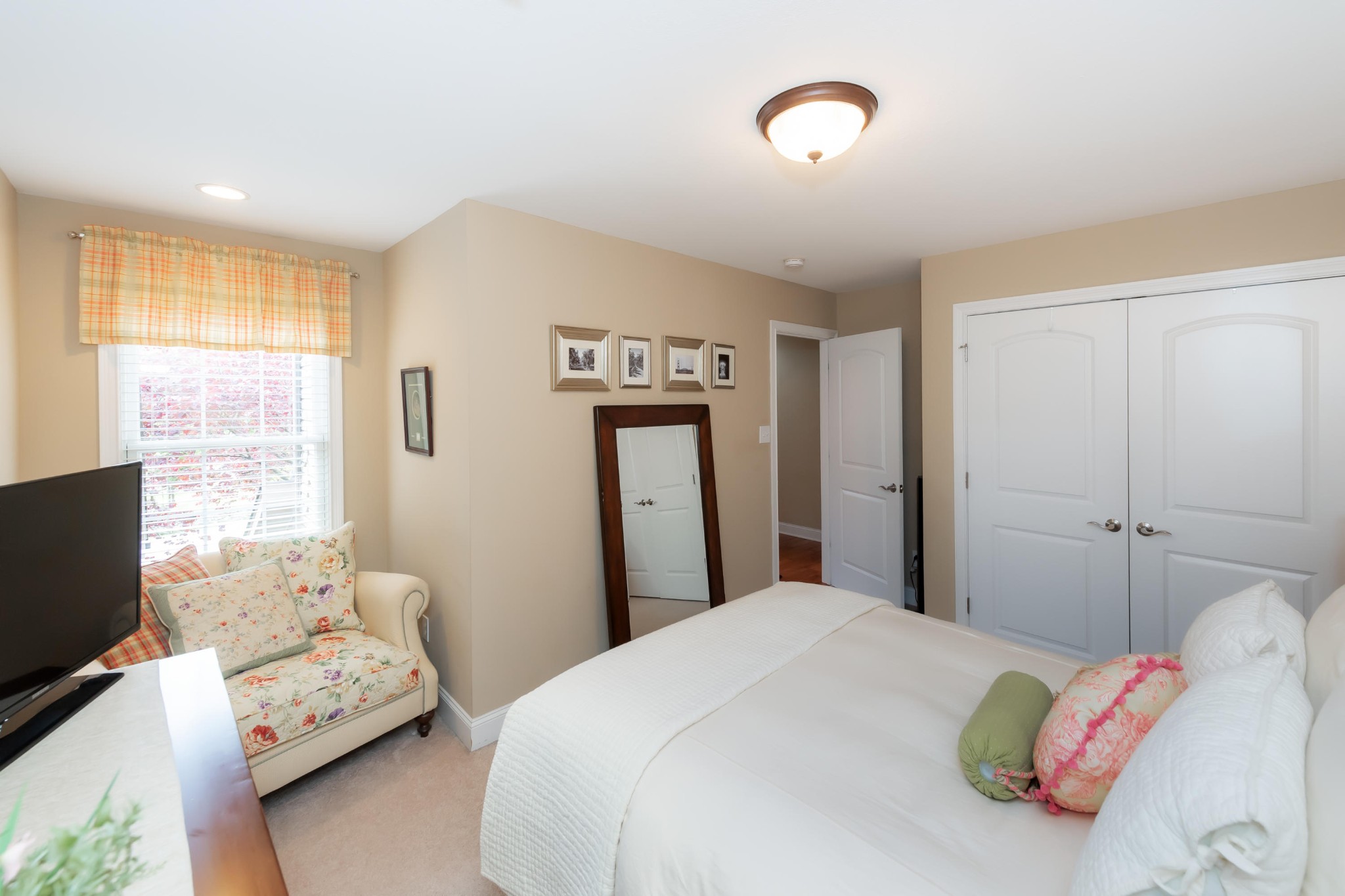 1833 Duncan Road, Unit 104 Knoxville, TN 37919 - Photo 27 of 36 a bedroom with a bed and a window