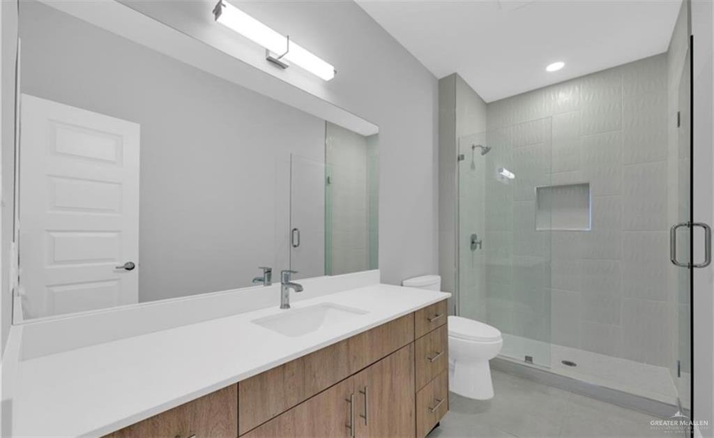 612 Oriole Road, Unit 2 Weslaco, TX 78596 - Photo 7 of 8 a bathroom with a sink a toilet and shower