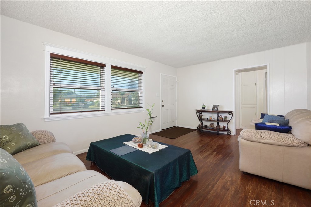 9802 Rives Avenue Downey, CA 90240 - Photo 5 of 37 Living room