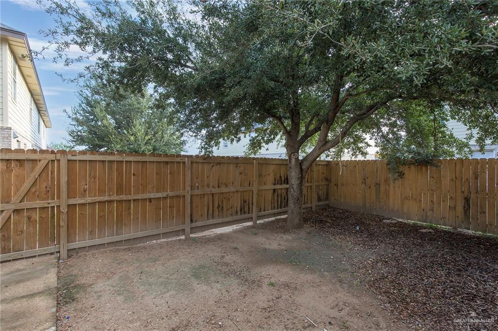 817 South Michigan Street Mission, TX 78573 - Photo 11 of 16 a backyard of a house