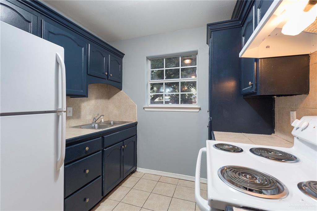 817 South Michigan Street Mission, TX 78573 - Photo 4 of 16 a kitchen with a refrigerator and a stove