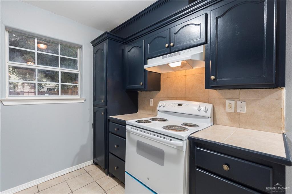 817 South Michigan Street Mission, TX 78573 - Photo 5 of 16 a kitchen with a stove and a microwave