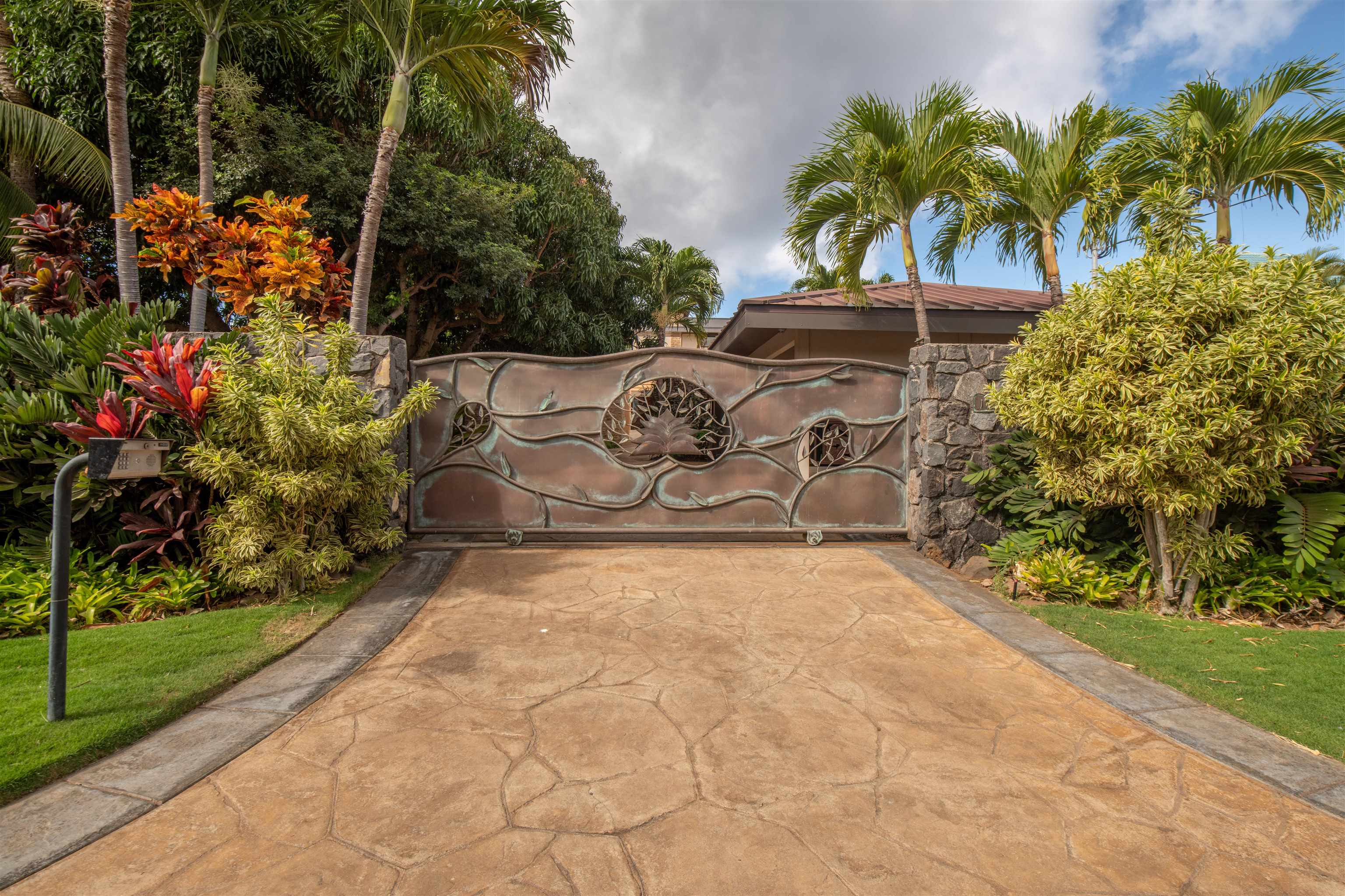 1750 Halama Street Kihei, HI 96753 - Photo 33 of 50 a view of a backyard with plants and palm trees