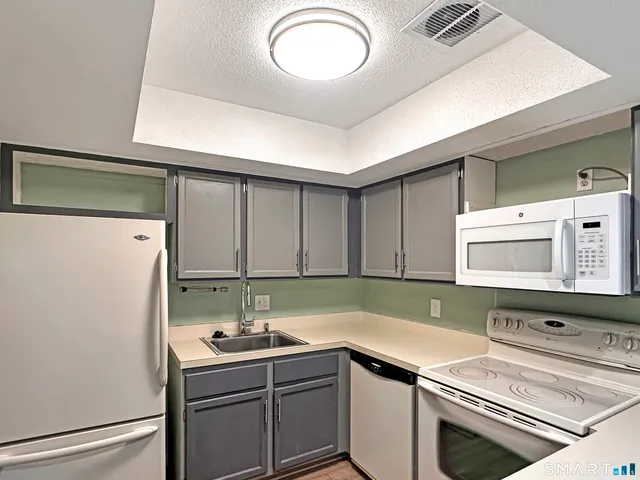 $184,900 | 902 Misty Meadow Lane, Unit 902, South Windsor, CT 06074