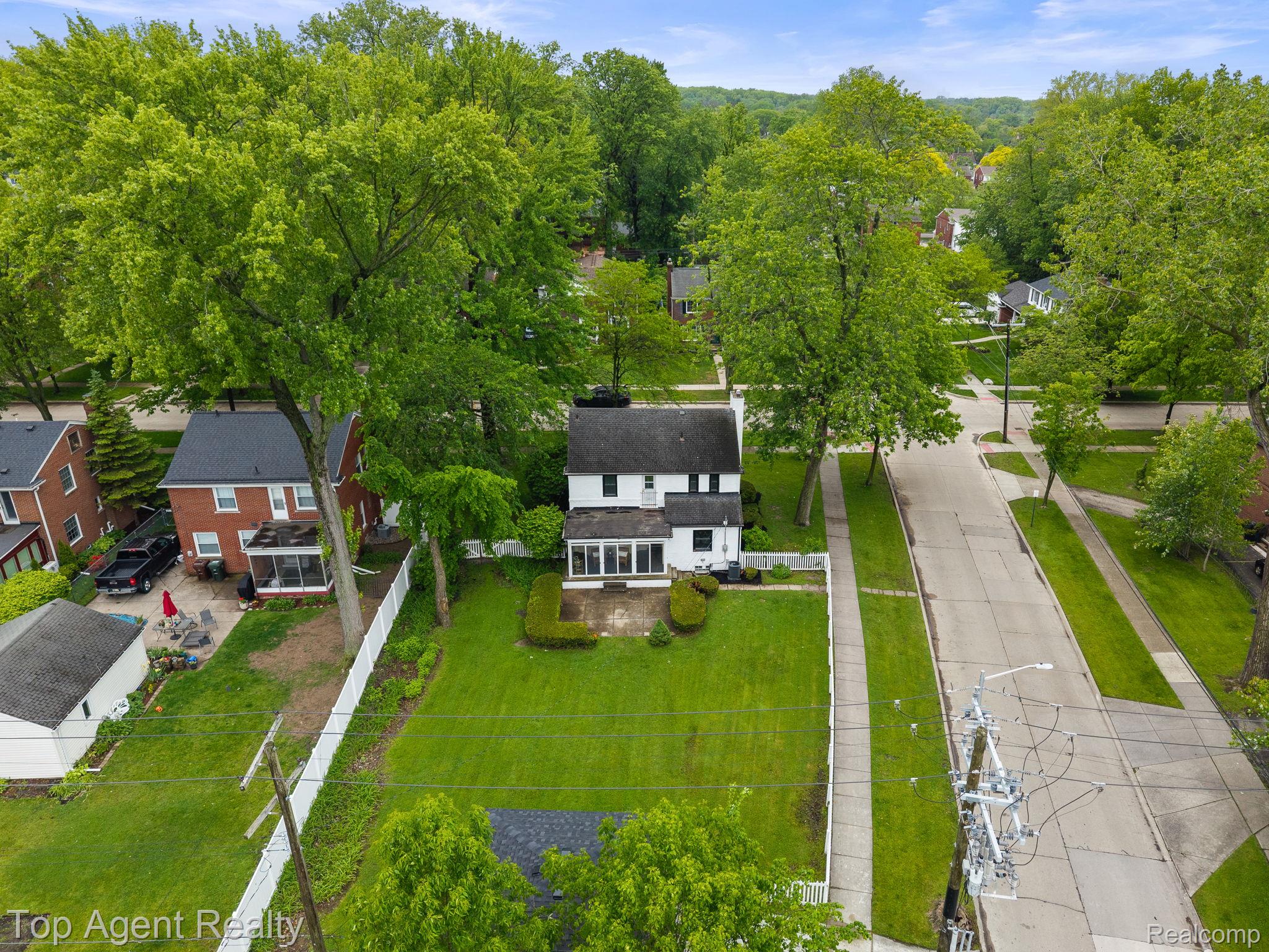 1894 Broadstone Road Grosse Pointe, MI 48236 - Photo 47 of 60 47-web-or-mls-1894 Broadstone Rd_052.jpg