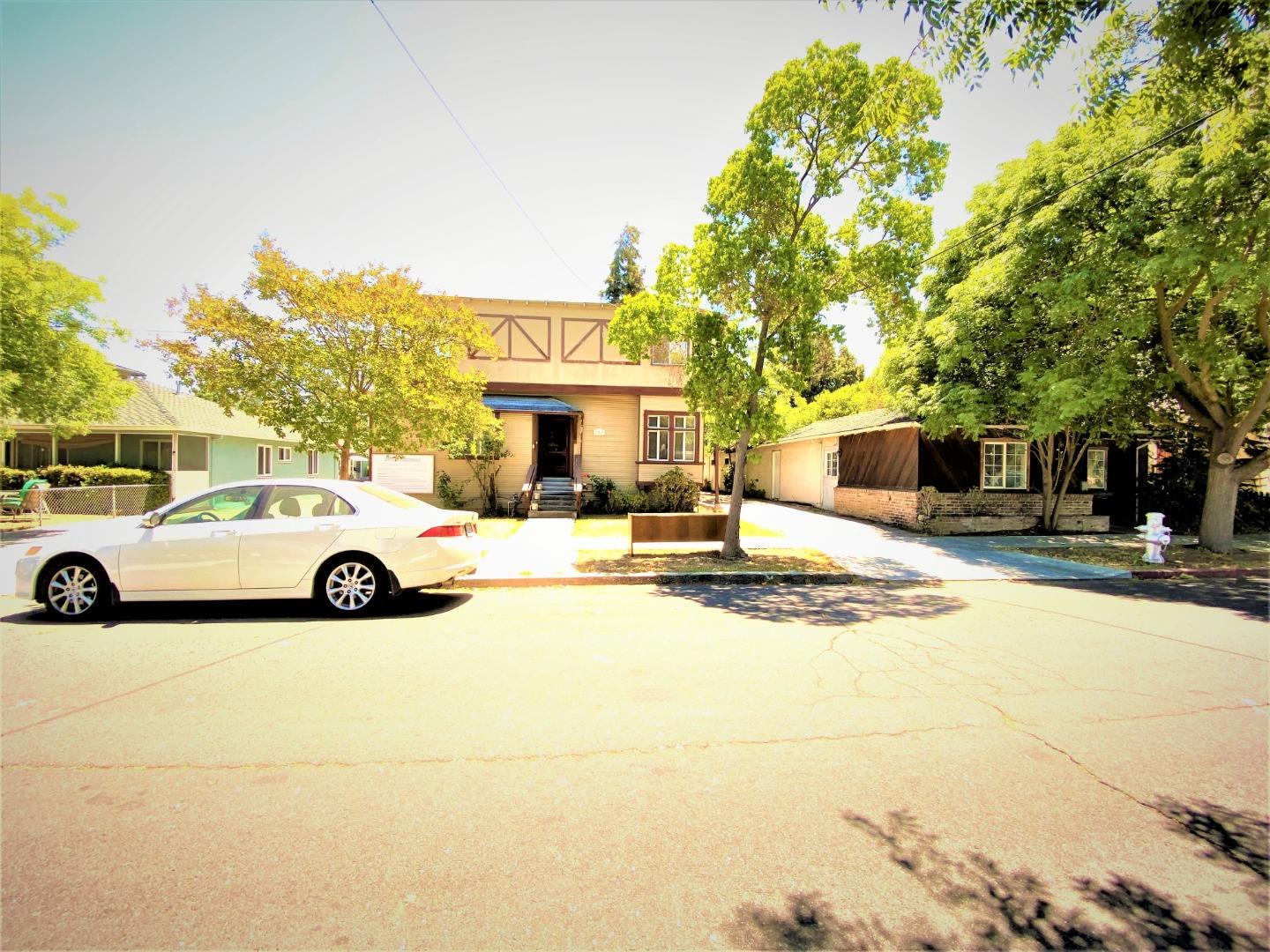 333 Franklin Street Mountain View, CA 94041 - Photo 4 of 8 a view of a yard with car parked