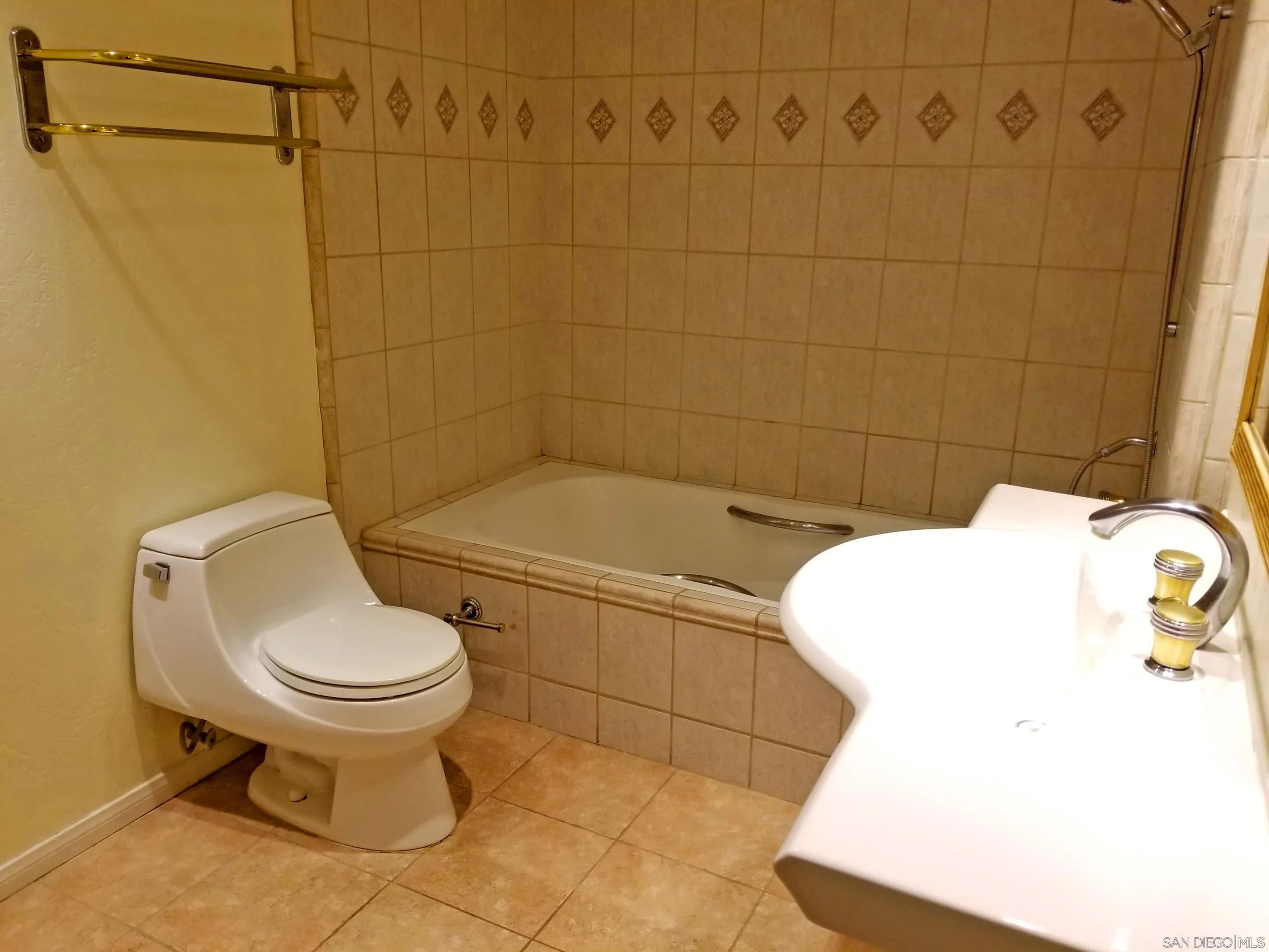 2358 Torrey Pines Road, Unit 19 La Jolla, CA 92037 - Photo 15 of 28 a bathroom with a sink and a toilet