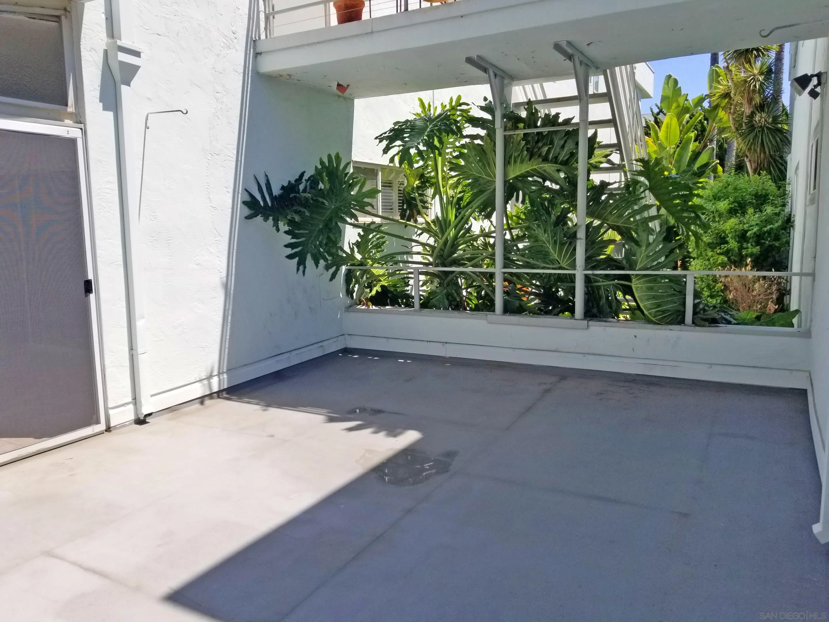 2358 Torrey Pines Road, Unit 19 La Jolla, CA 92037 - Photo 23 of 28 a view of a garage