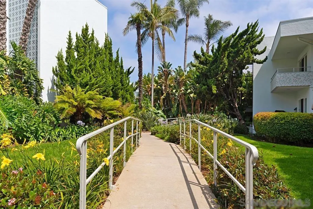 2358 Torrey Pines Road, Unit 19 La Jolla, CA 92037 - Photo 28 of 28 a view of balcony with small garden