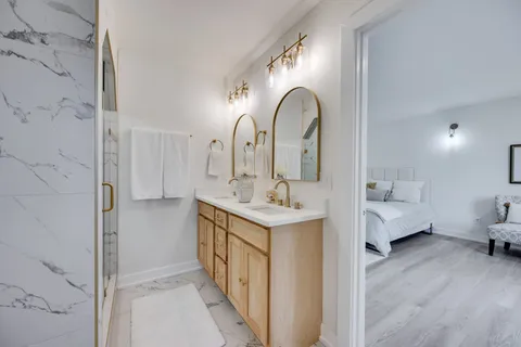 a en suite bathroom with a sink and mirror