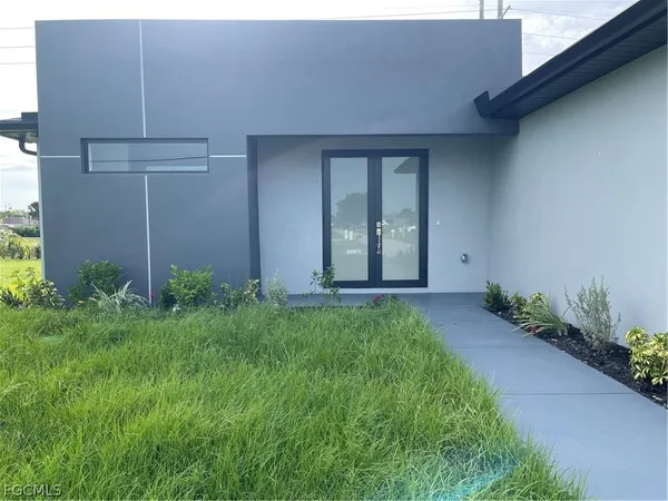 $2,400 | 610 Floyd Avenue South, Lehigh Acres, FL 33976