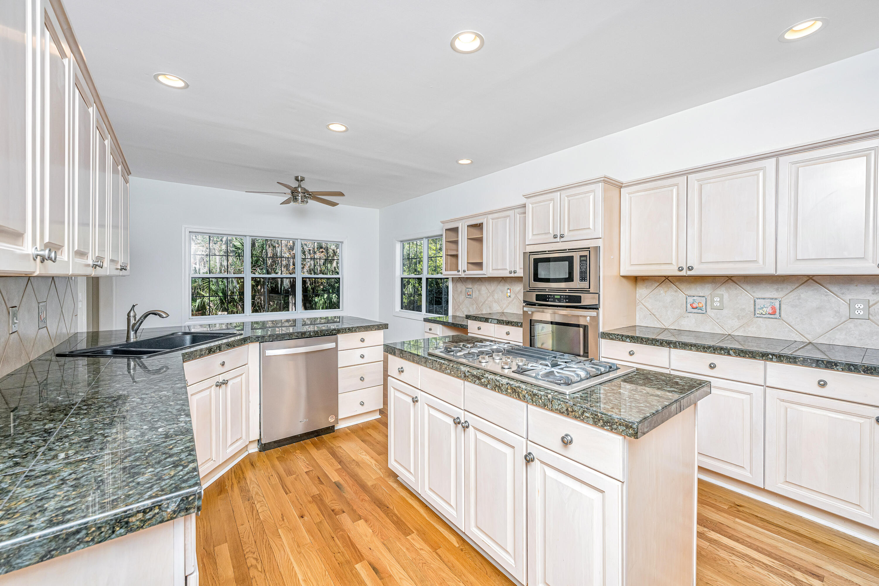 3930 Colonel Vanderhorst Circle Mount Pleasant, SC 29466 - Photo 15 of 52 3930ColVandorhorst024
