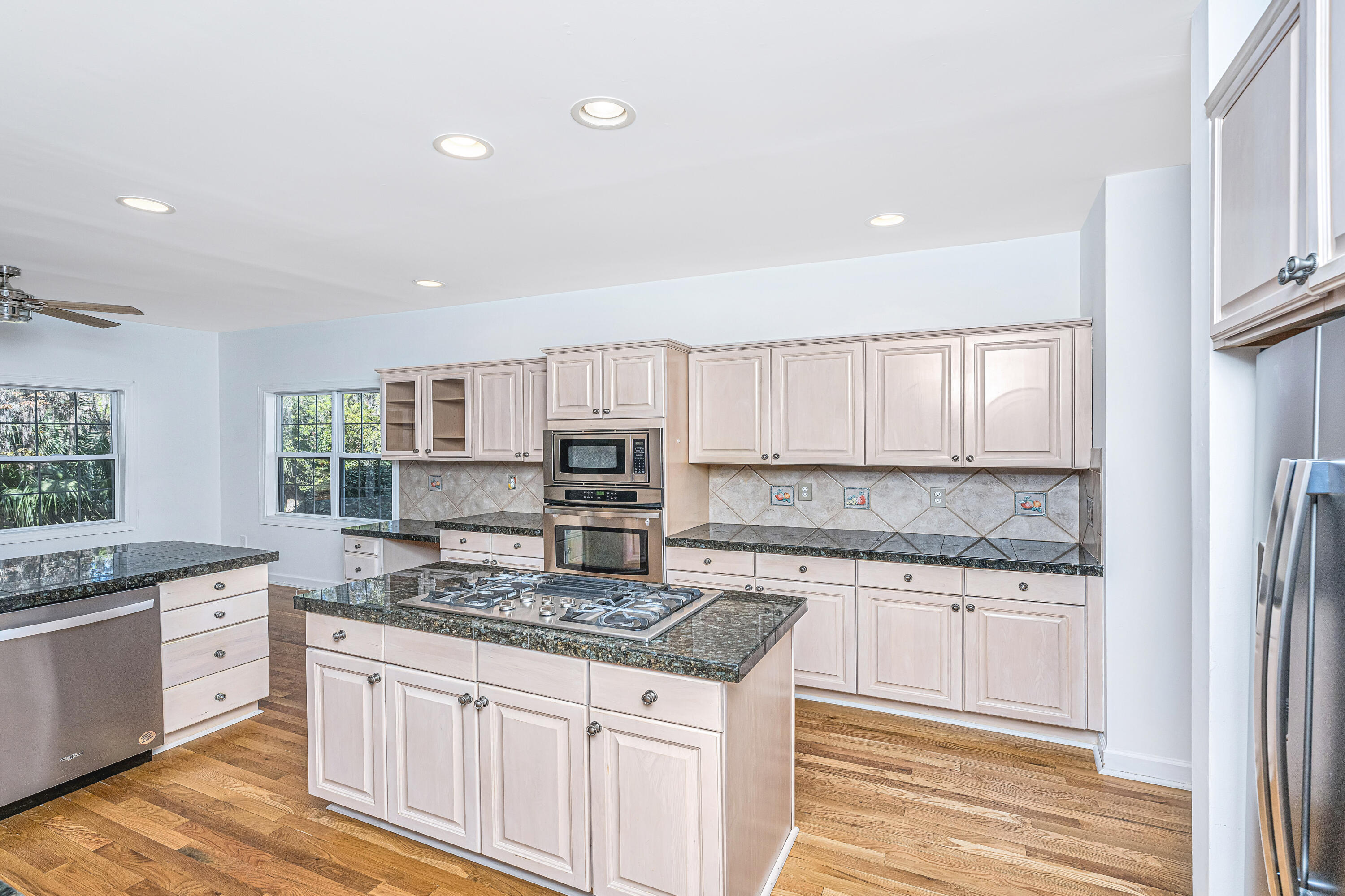 3930 Colonel Vanderhorst Circle Mount Pleasant, SC 29466 - Photo 16 of 52 3930ColVandorhorst026