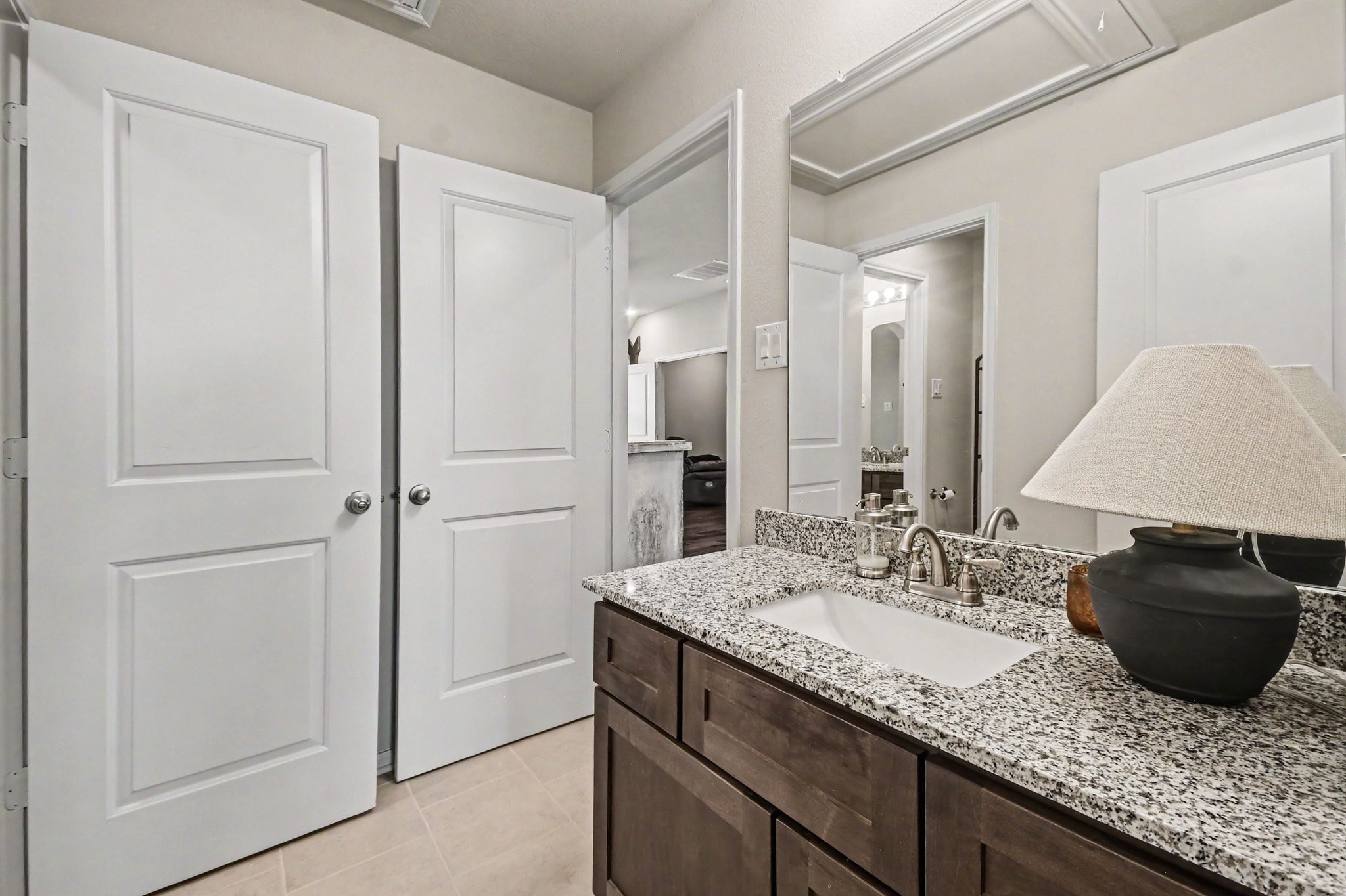 641 Kickapoo Court Webster, TX 77598 - Photo 30 of 39 Upstairs full Jack and Jill bathroom