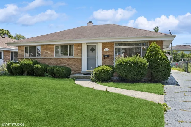 $389,900 | 11121 Martindale Drive, Westchester, IL 60154